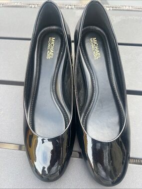 Never worn! Michael Kors Black Patent Gold Chain Small Pumps 6